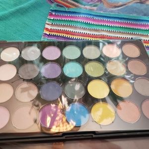 🐻BH cosmetics eyeshadow palette🐻